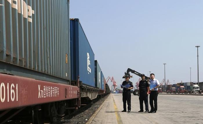 陜西貨物進(jìn)出口新篇章 陸海聯(lián)動(dòng)、海鐵直運(yùn)首班出口汽車(chē)專(zhuān)列抵青發(fā)運(yùn)